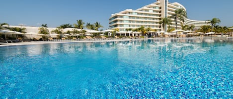 6 outdoor pools, open 7:00 AM to 8:00 PM, pool umbrellas, pool loungers