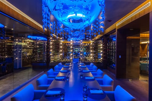 4 restaurants, servant le déjeuner et le dîner; cuisine de fruits de mer