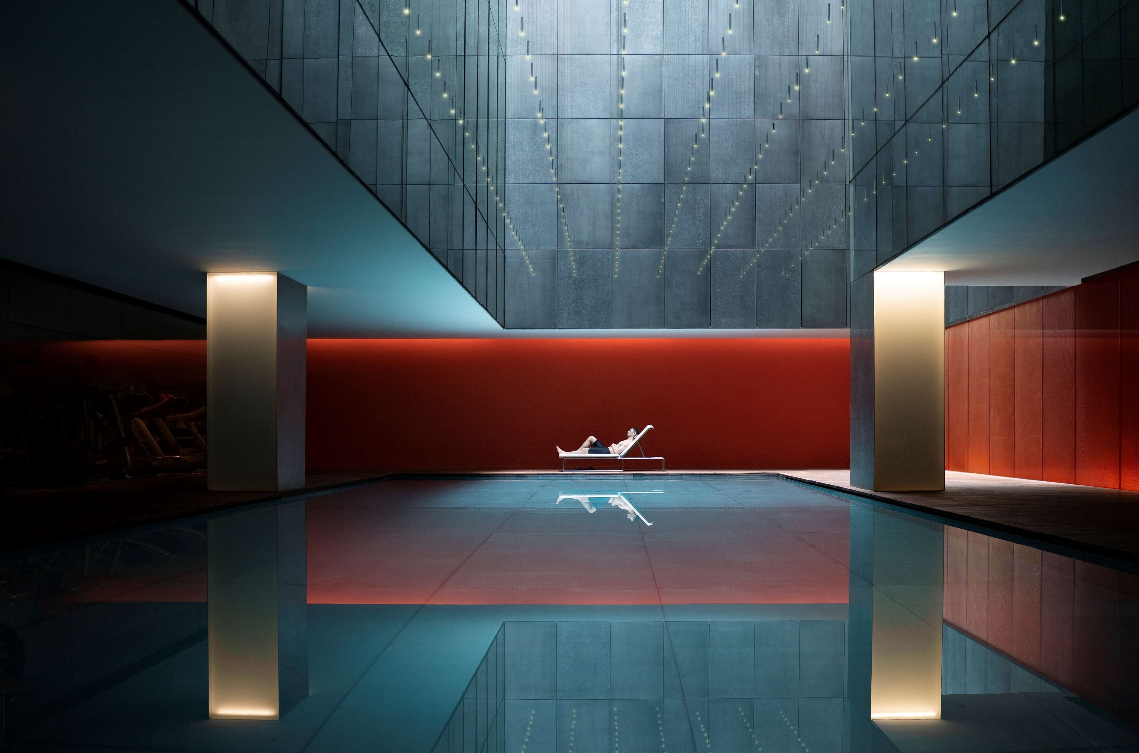 Piscina interna, espreguiçadeiras