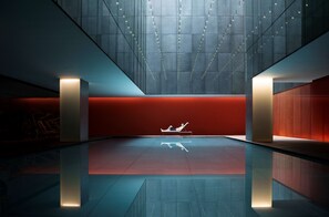 Una piscina techada, sillones reclinables de piscina