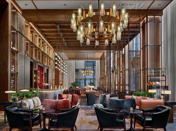 3 restaurants; breakfast, lunch, dinner and brunch served 