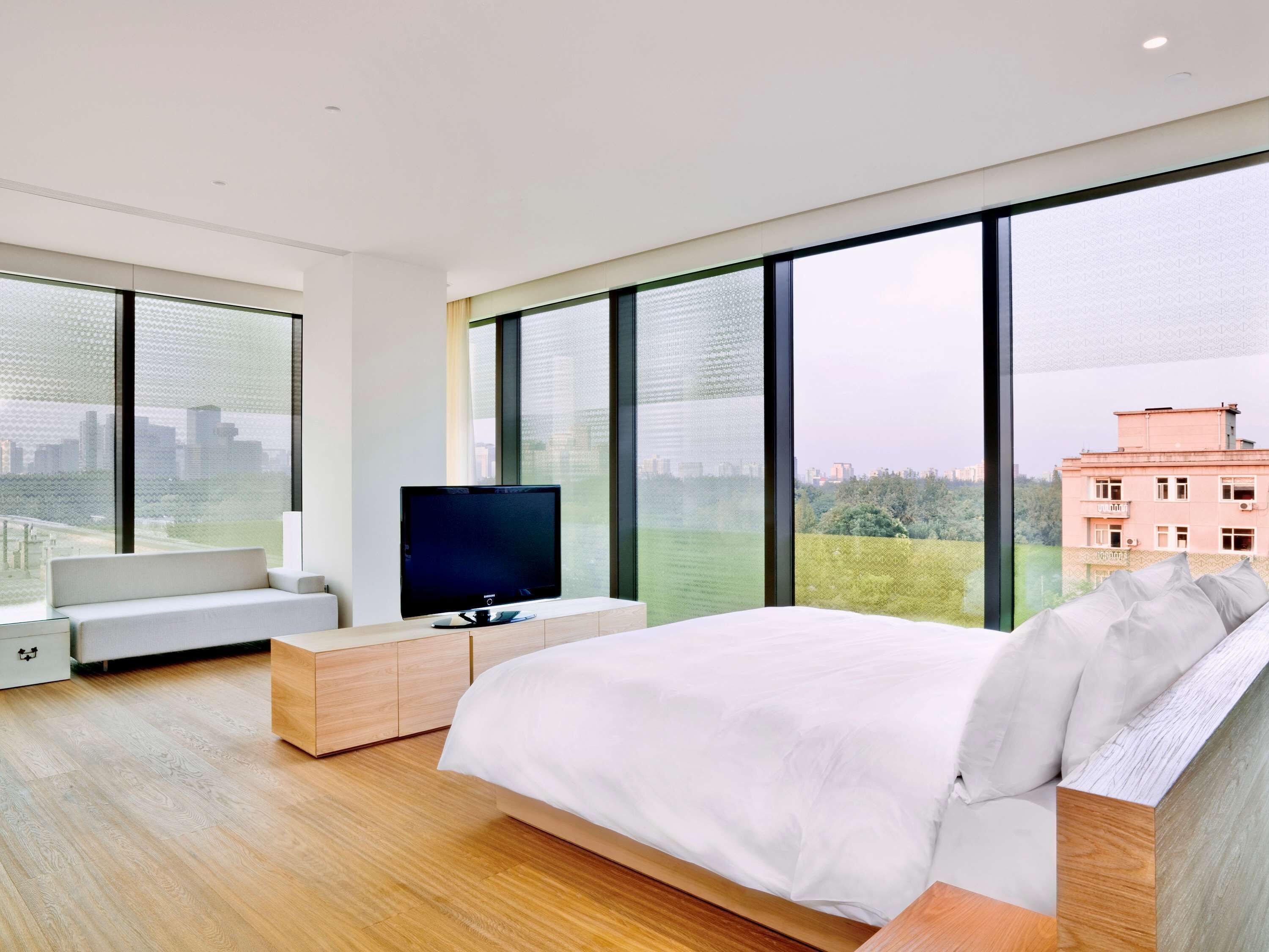 studio 70 (corner room) | premium bedding, free minibar, in-room safe, desk