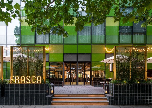 3 restaurantes; se sirve desayuno, almuerzo y cena; cocina italiana