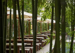 3 restaurants; breakfast, lunch, dinner and brunch served 