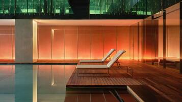 Piscina interna, espreguiçadeiras