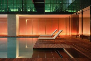 Piscina interna, espreguiçadeiras