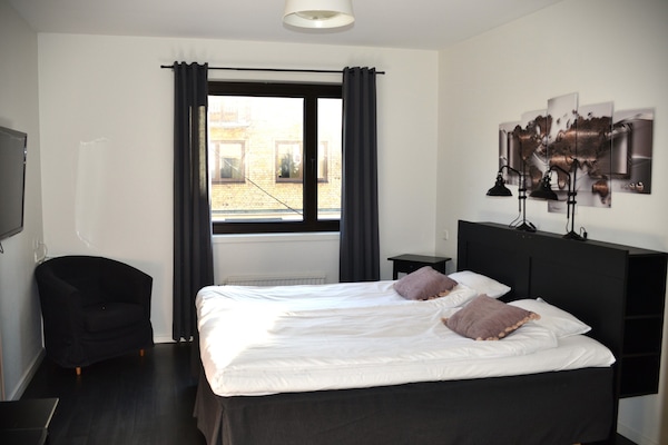 Tabla de planchar con plancha, wifi gratis y ropa de cama