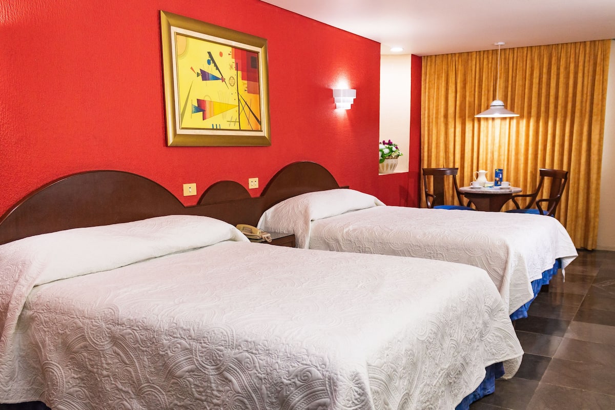 Kamar Double | Meja kerja, setrika/meja setrika, dan seprai linen