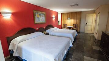 Kahden hengen huone | Työpöytä, silitysrauta/-lauta, vuodevaatteet