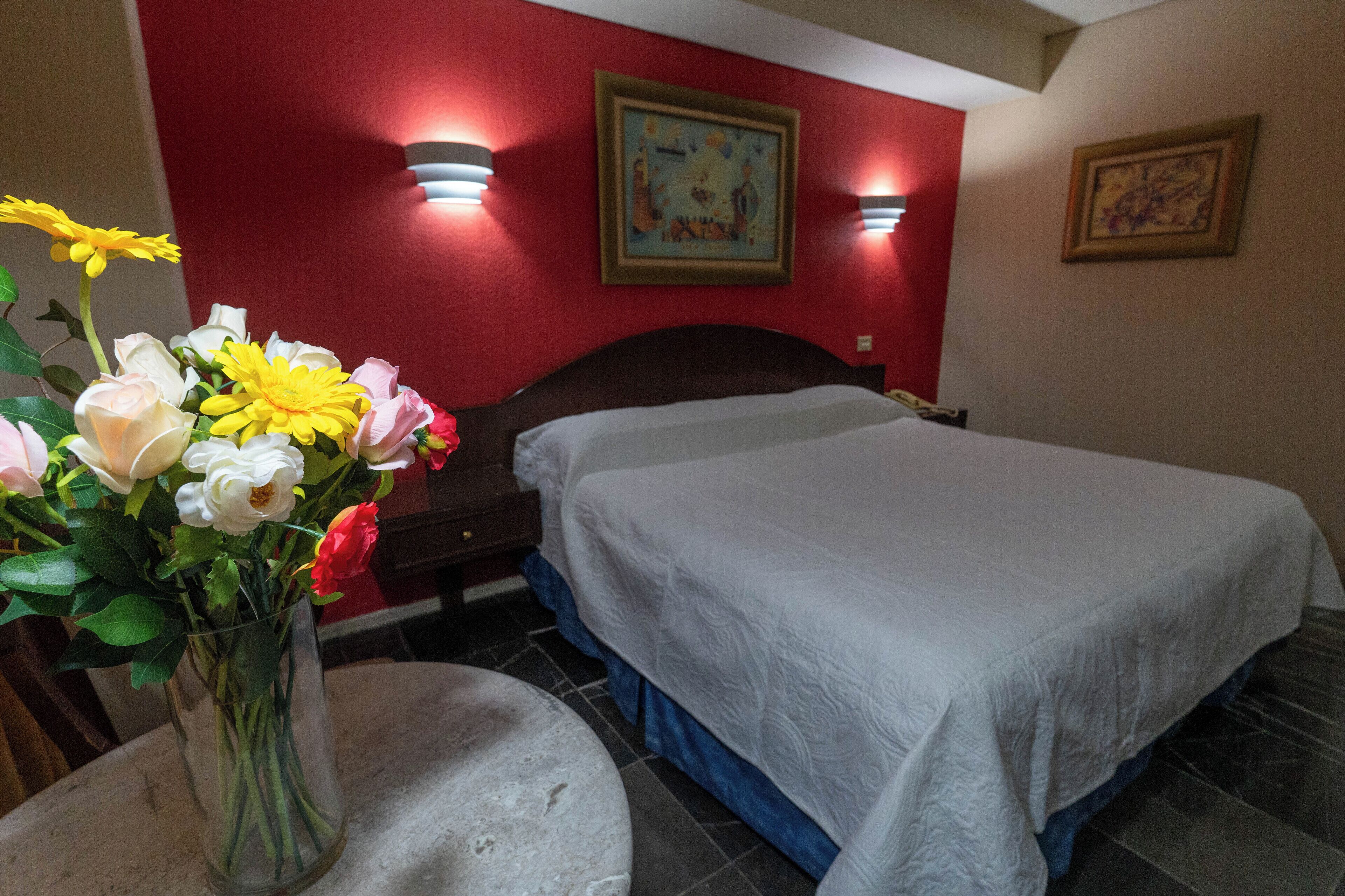 Escritorio, tabla de planchar con plancha y ropa de cama 