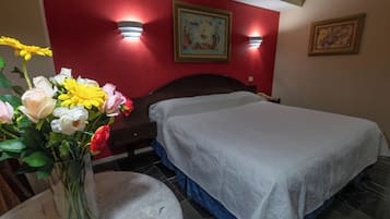 Perushuone | Työpöytä, silitysrauta/-lauta, vuodevaatteet