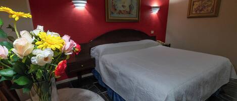 Escritorio, tabla de planchar con plancha y ropa de cama