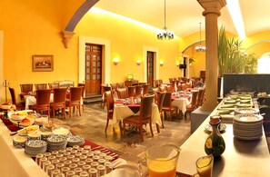 Daily cooked-to-order breakfast (MXN 120 per person)