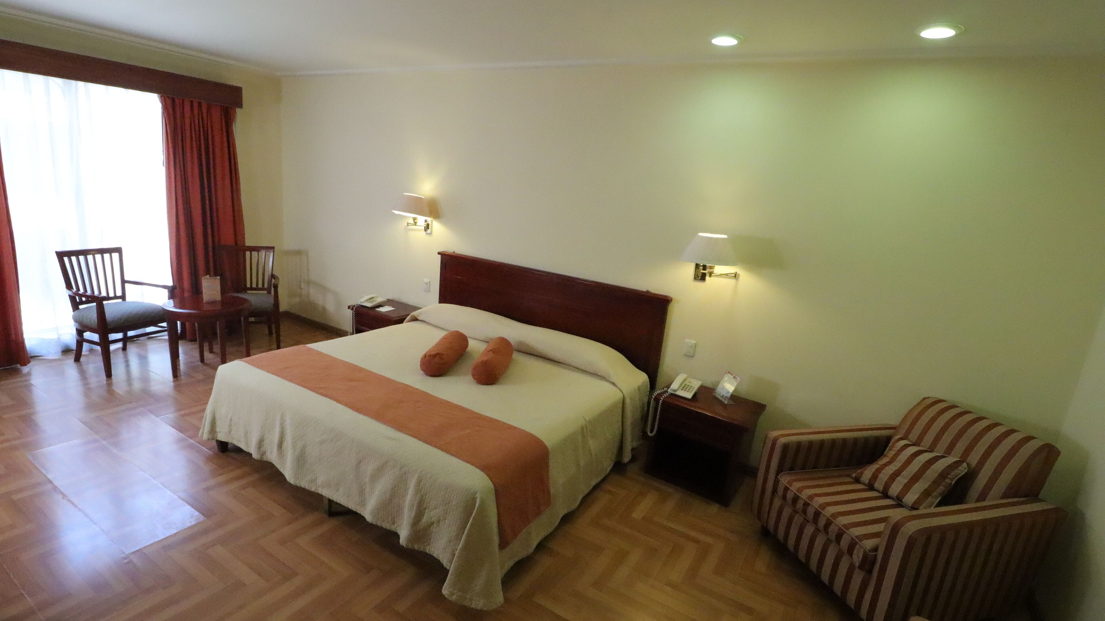 Suite (Master) | Caja de seguridad en la habitación y escritorio 