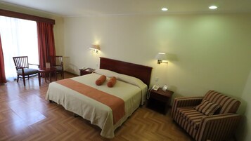 Caja de seguridad en la habitación y escritorio 