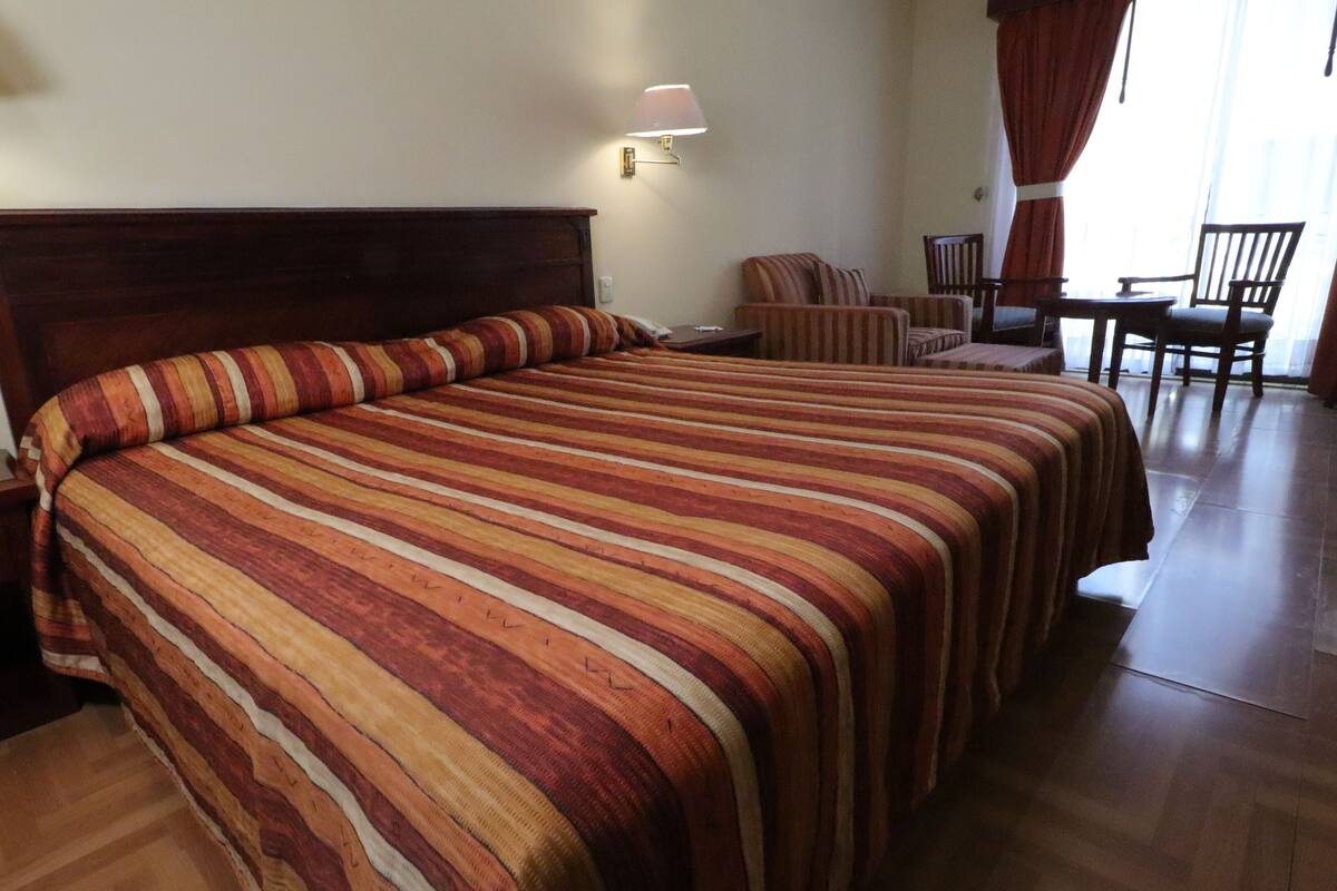 Chambre Standard, 1 trĂšs grand lit