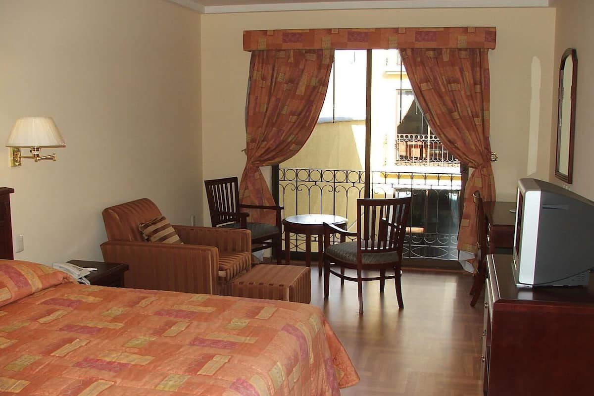 standard room, 1 king bed | 1 bedroom, in-room safe, desk, iron/ironing board