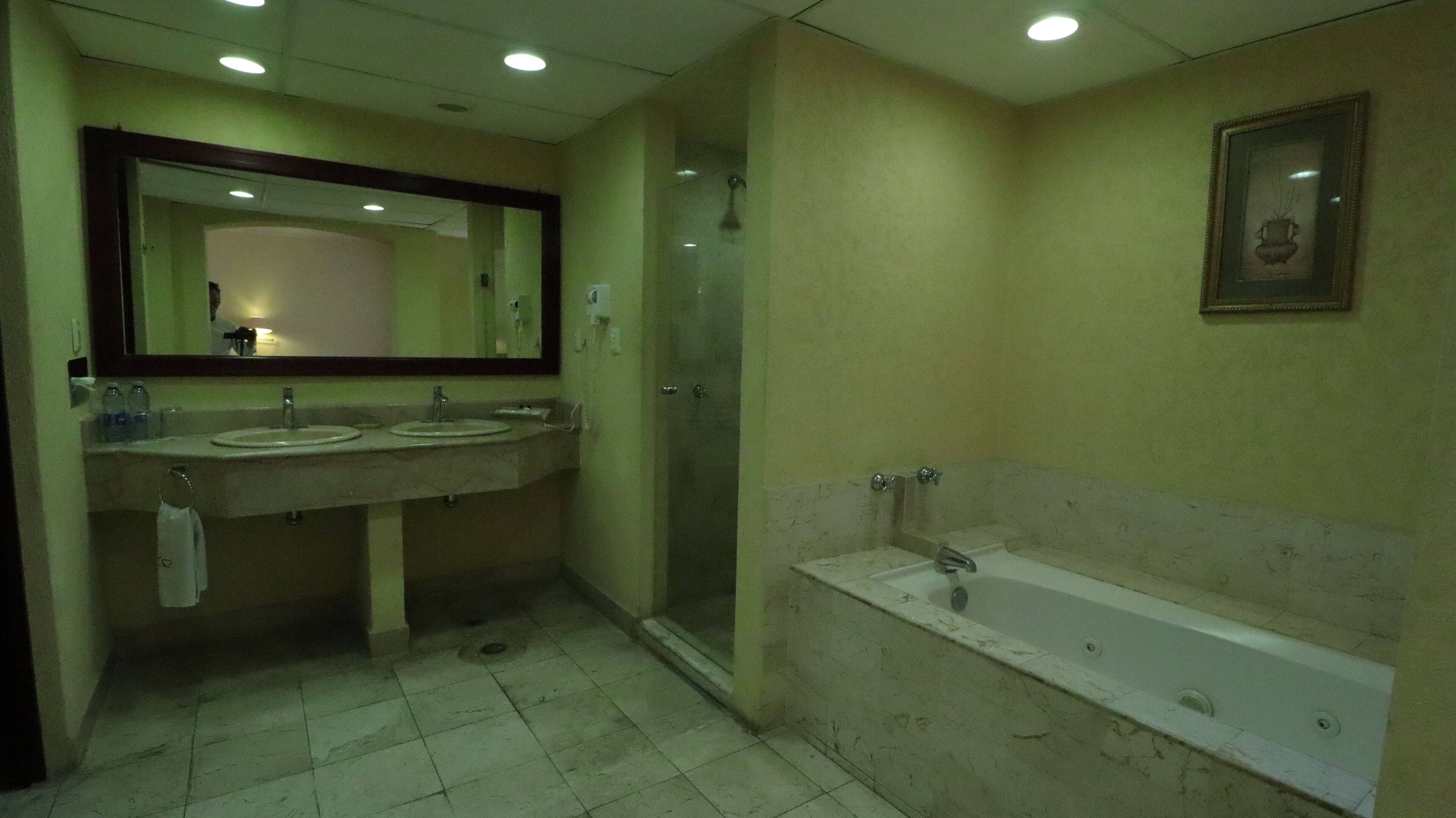 Un baño con dos lavamanos, ducha y bañera.