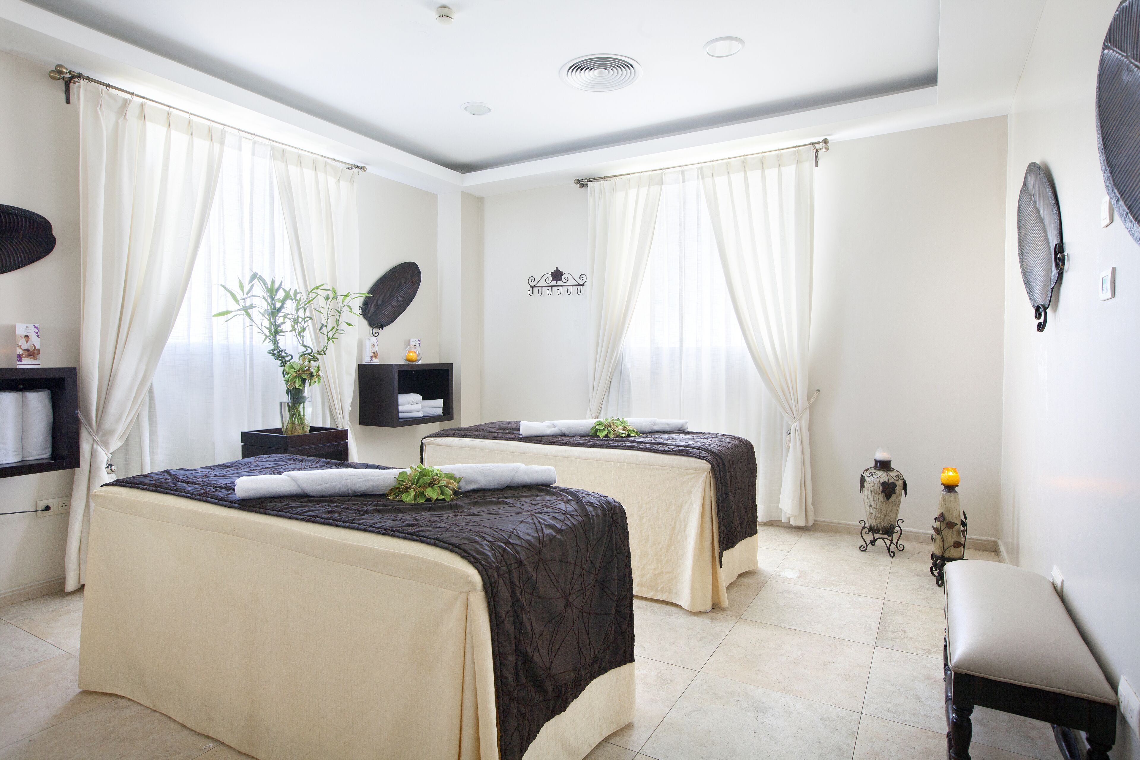 Couples treatment rooms, sauna, hot tub, Turkish bath, body treatments