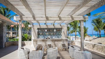 6 restaurantes, se sirven desayunos, comidas y cocina internacional