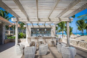 6 restaurants, breakfast, lunch, dinner served; international cuisine