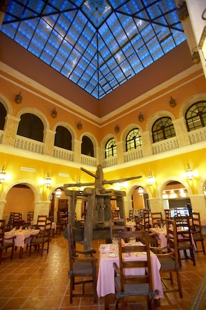 6 restaurantes; se sirve desayuno, almuerzo y cena
