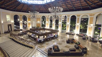 15 bar/lounge, 2 bar sull'acqua, 2 bar a bordo piscina