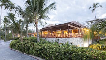 6 restaurantes, se sirven desayunos, comidas y cocina internacional