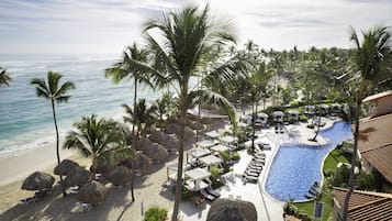 Bãi biển riêng, cát trắng, ghế dài tắm nắng, dù trên bãi biển