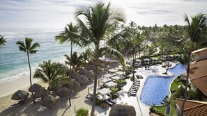 En privat strand, hvidt sand, liggestole, parasoller