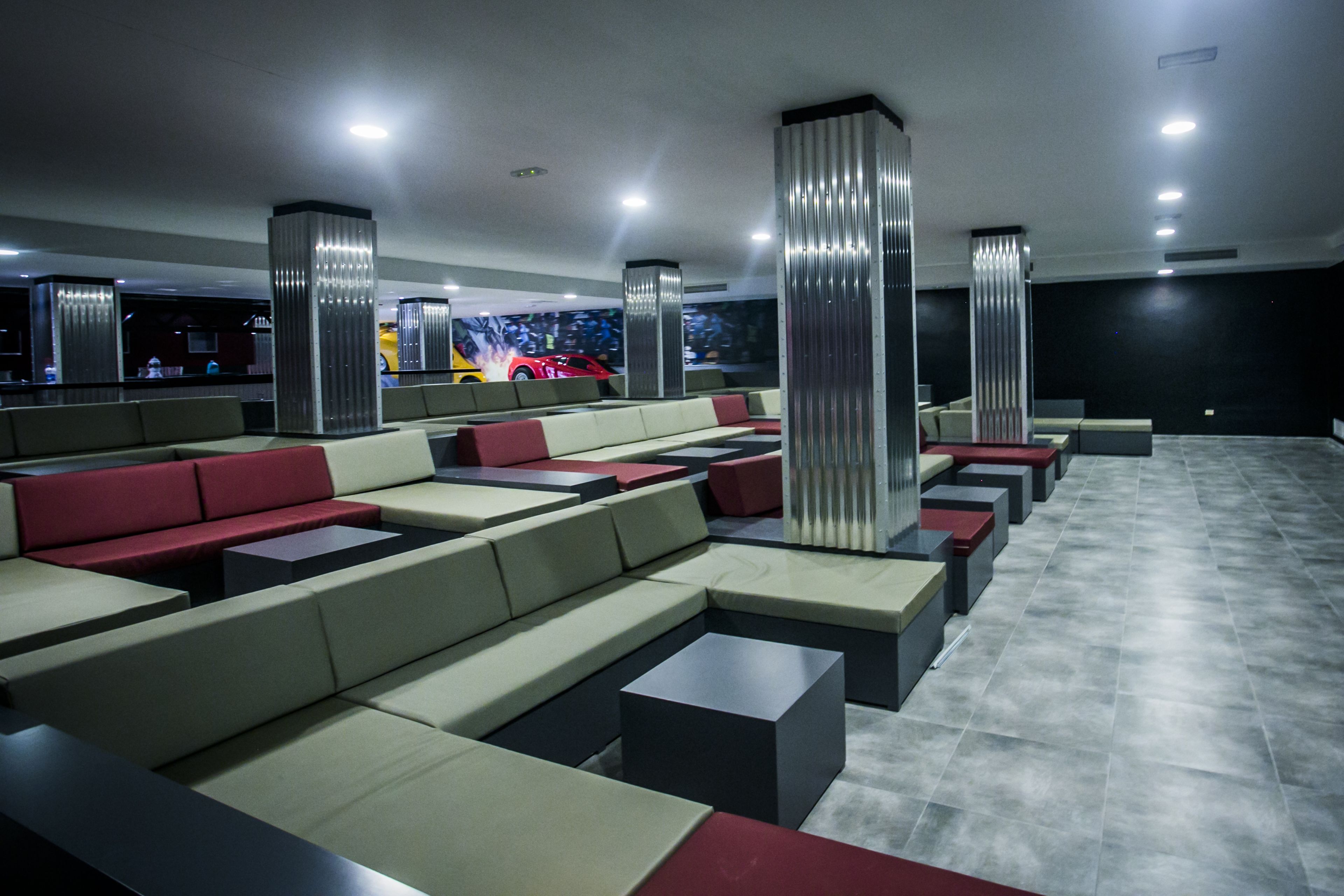 Un espace de détente moderne offrant de nombreuses options d’assises, notamment des canapés et des fauteuils, disposés dans un aménagement spacieux.