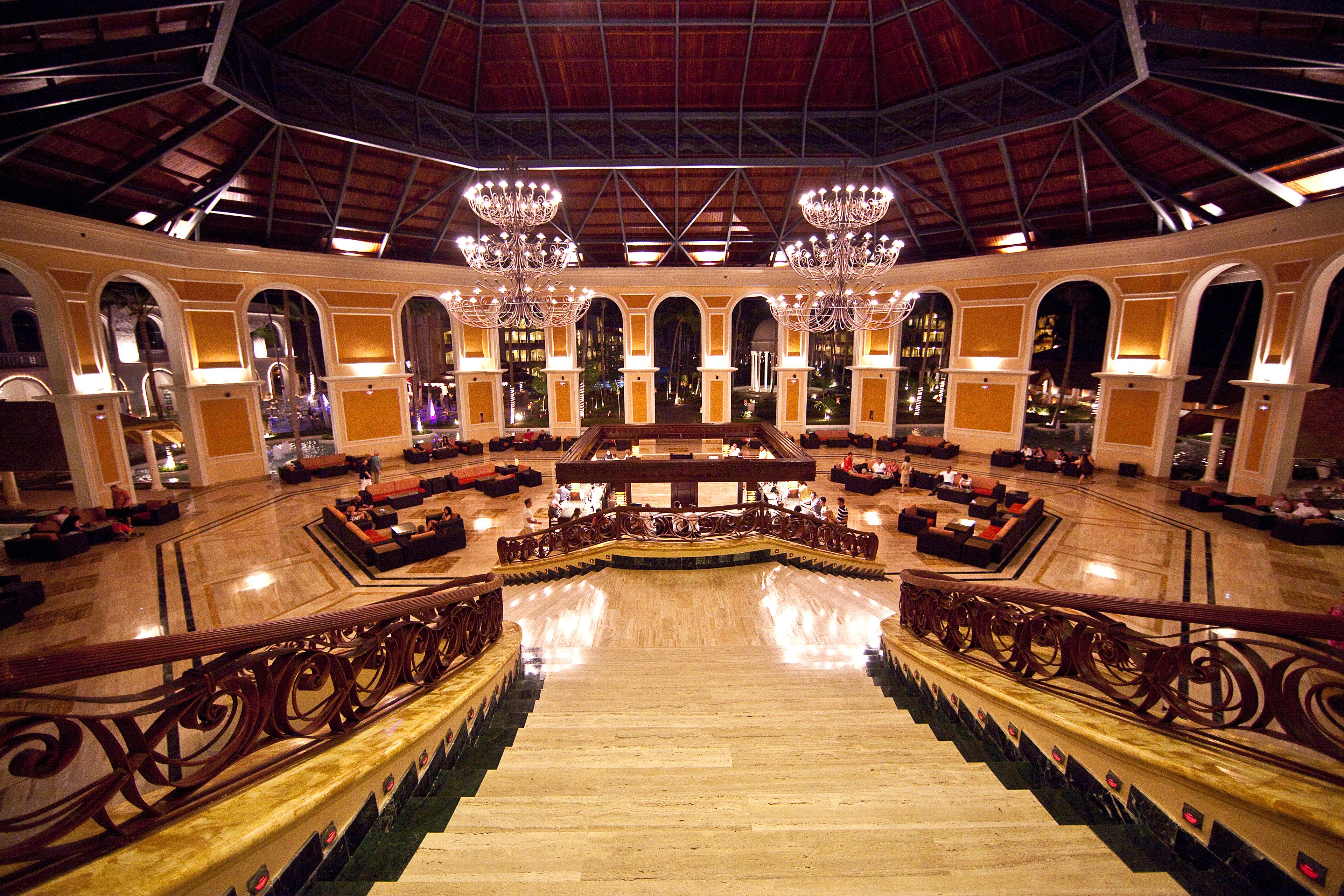 15 개의 바/라운지, 2 개의 스윔업 바, 2 개의 풀사이드 바, 비치 바