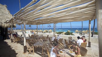 6 restaurantes, se sirven desayunos, comidas y cocina internacional