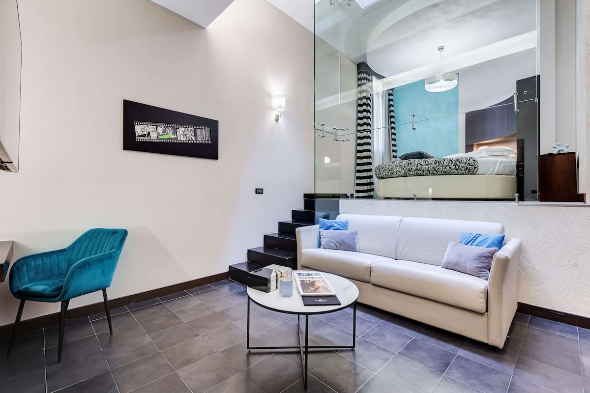Suite, 1 Katil Raja (King), Hot Tub | Peralatan tempat tidur premium, bar mini, peti besi dalam bilik, meja