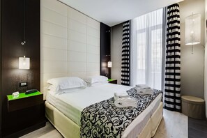 Kamar Deluks, 1 Tempat Tidur Queen, balkon | Seprai premium, minibar, brankas, dan meja kerja