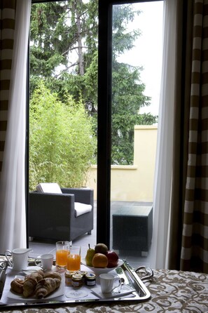 Premium bedding, minibar, in-room safe, desk - Best Western Cinemusic Hotel (Rome)