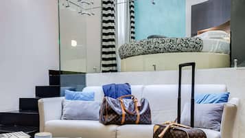 Suite, 1 cama de matrimonio grande, bañera de hidromasaje | Ropa de cama de alta calidad, minibar, caja fuerte y escritorio