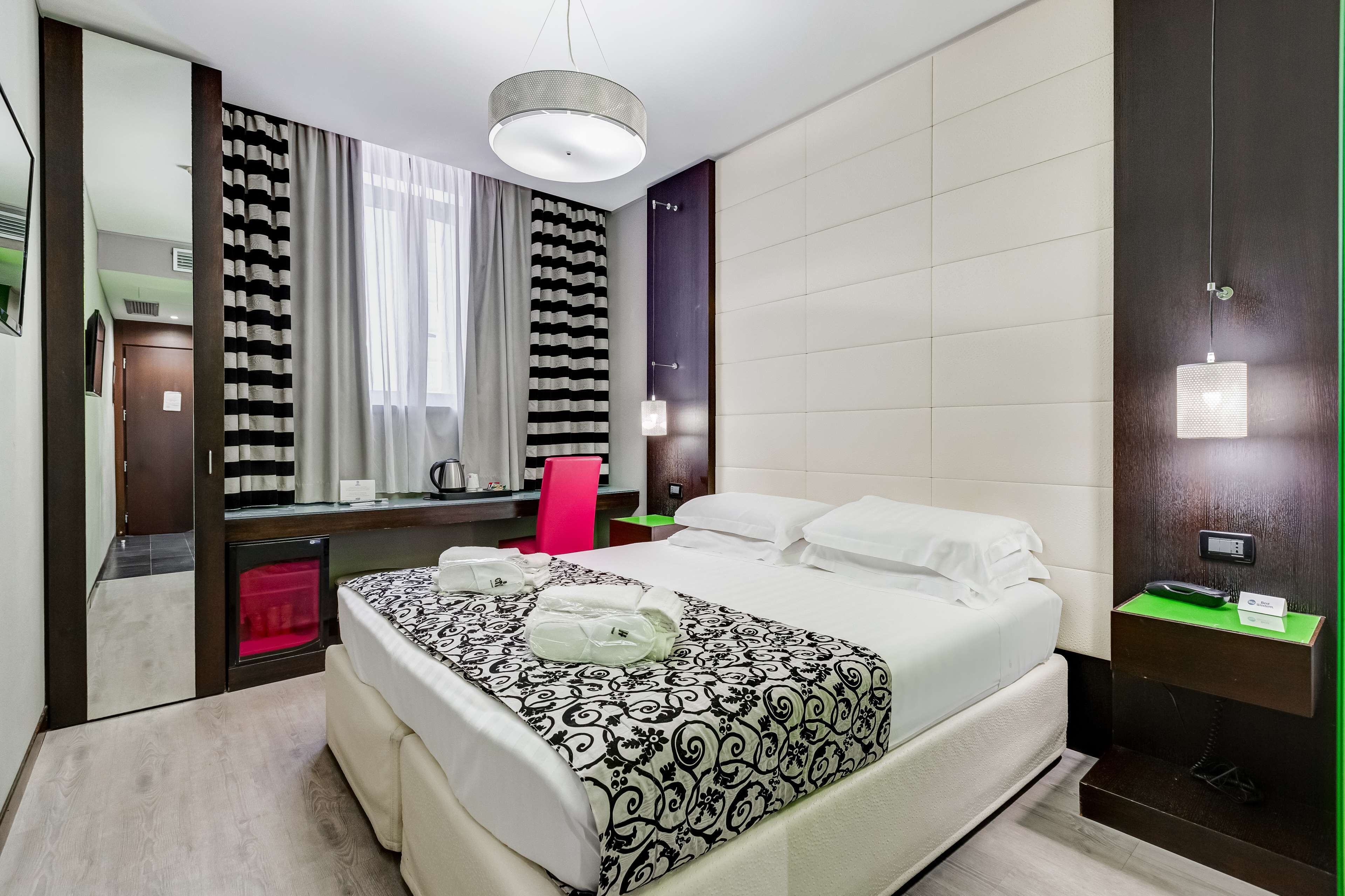 standard room, 1 queen bed | premium bedding, minibar, in-room safe, desk