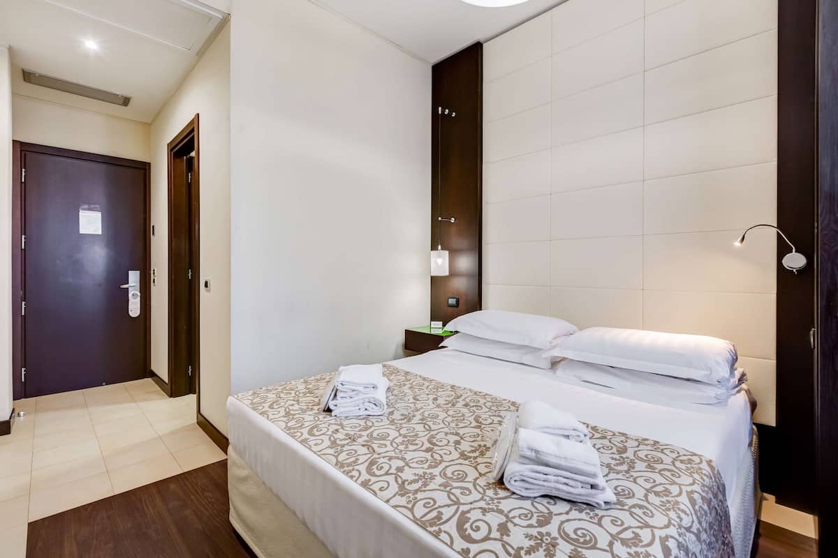 Standard Room, 1 Katil Ratu (Queen) | Peralatan tempat tidur premium, bar mini, peti besi dalam bilik, meja