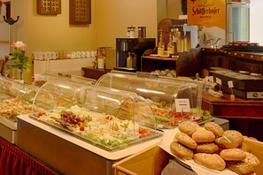 Päivittäinen buffetaamiainen (12.5 EUR per henkilö)