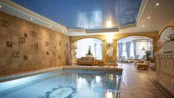 Een binnenzwembad, een buitenzwembad