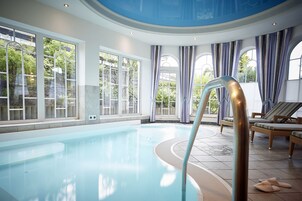 Una piscina techada, una piscina al aire libre