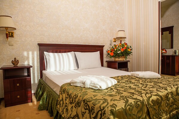 Suite | Ropa de cama de alta calidad, edredones de plumas, minibar y caja fuerte