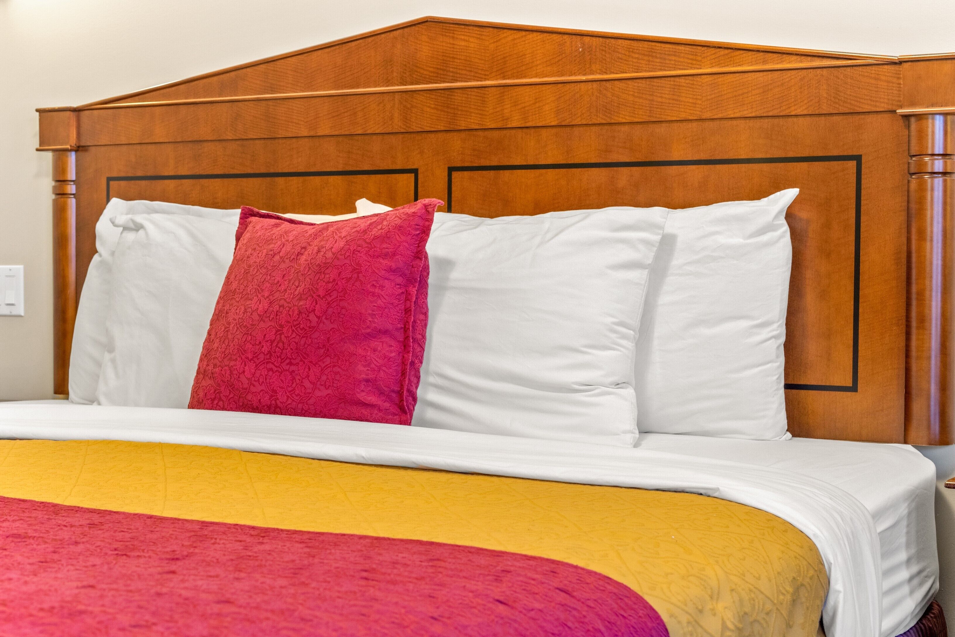 Habitación, 1 cama King size | Muebles diferentes, escritorio y espacio para trabajar con laptop 
