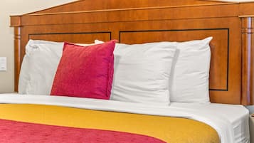 Habitación, 1 cama King size | Muebles diferentes, escritorio y espacio para trabajar con laptop
