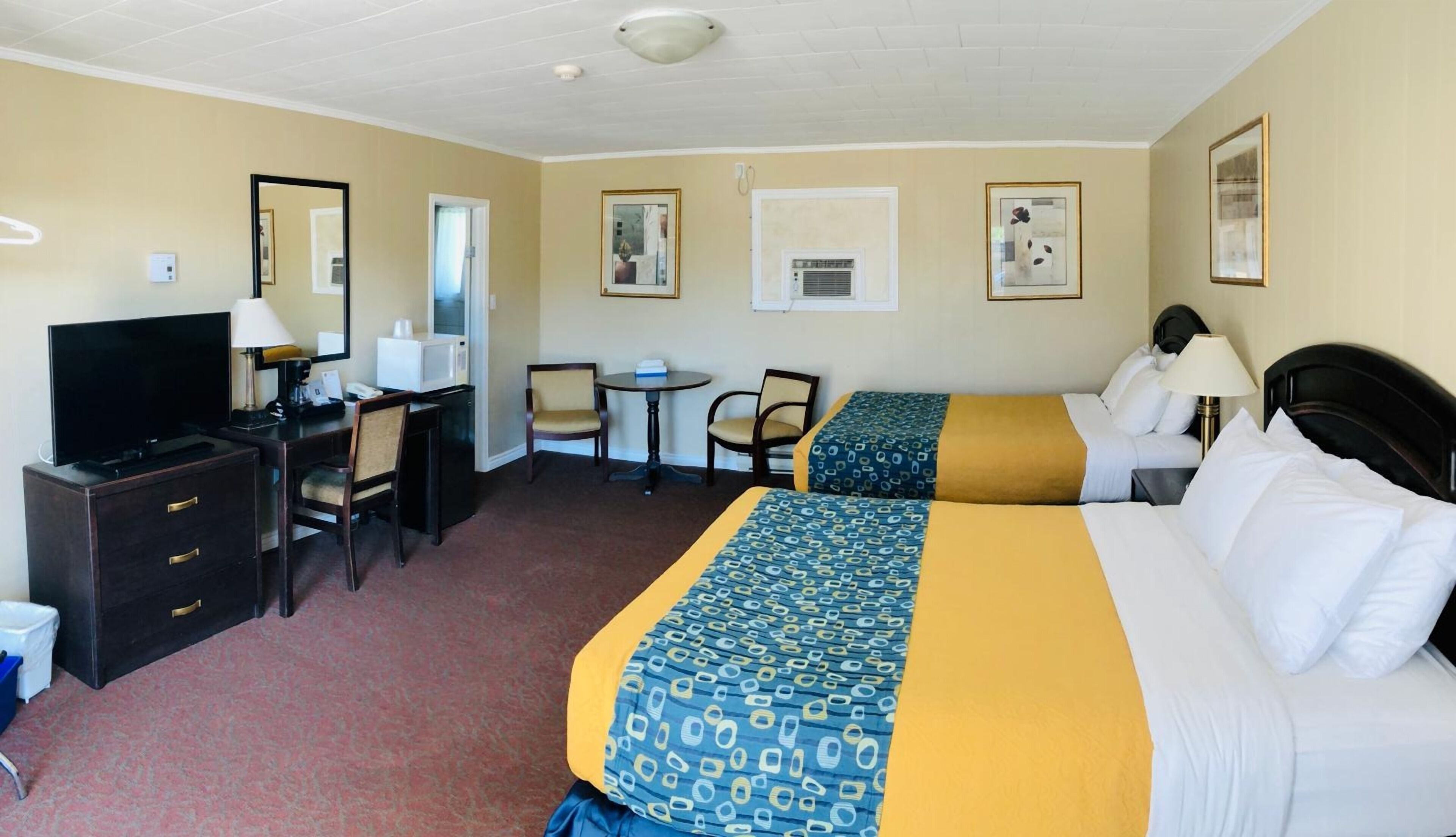 Chambre, 2 grands lits | Ameublement unique, bureau, espace de travail pour ordinateurs portables