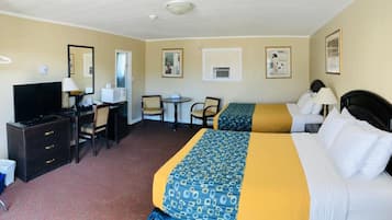 Chambre, 2 grands lits | Ameublement unique, bureau, espace de travail pour ordinateurs portables