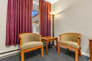 Chambre, 1 grand lit | Ameublement personnalisé, bureau