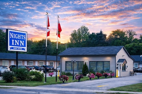 Fachada de la propiedad. Nights Inn Owen Sound