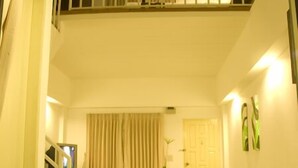 A two-story apartment with a balcony, a dining area, and a living room. - Nantra De Boutique (Pattaya)